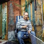 Lutz Rehnus aus der Ortsgruppe Byhleguhre strickt Reusen und bindet Netze.